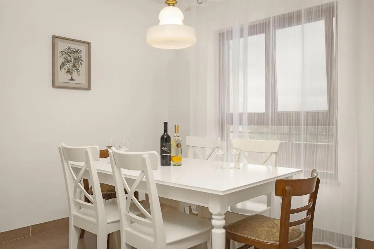 Apartments Cesare With Shared Pool Ližnjan Κροατία