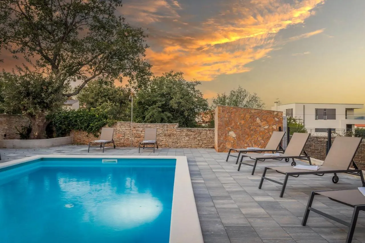 Apartments Cesare With Shared Pool Ližnjan