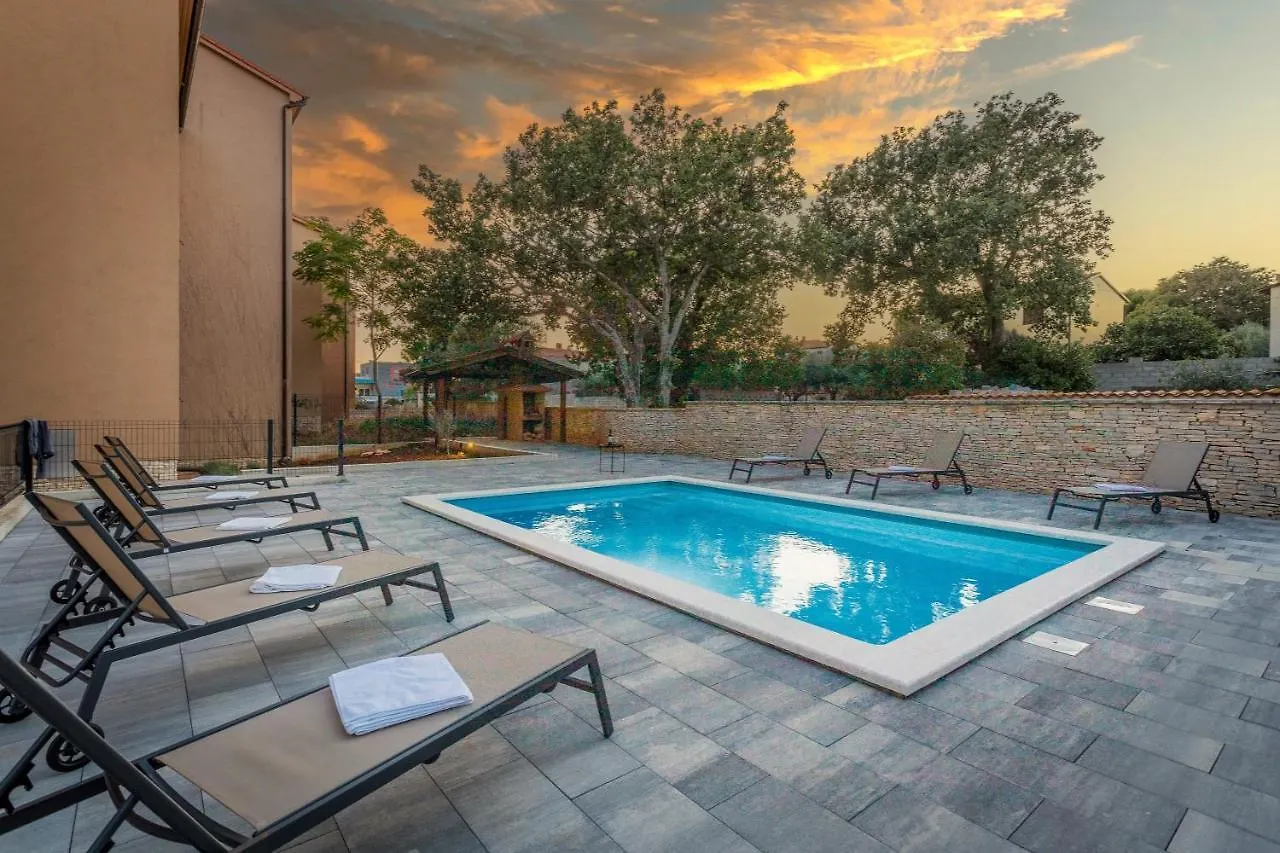 Apartments Cesare With Shared Pool Ližnjan